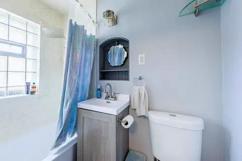 Bath - 410 Repton Rd, Riverside, IL 60546 photo 2 of 2