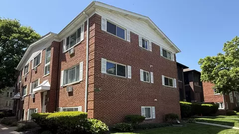 327 Wisconsin Ave #6A, Oak Park, IL 60302