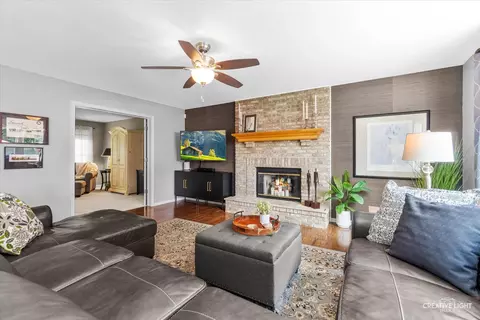 Living - 4840 Snapjack Cir, Naperville, IL 60564 photo 2 of 3
