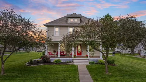110 N 4th St, Eldridge, IA 52748