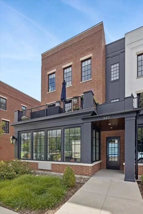 227 Burlington Ave #2, Clarendon Hills, IL 60514
