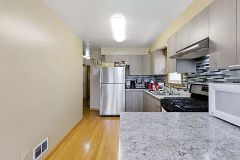 Kitchen - 9324 S Thomas Ave, Bridgeview, IL 60455 photo 4 of 5