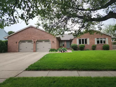 2707 Foxridge Run, Bloomington, IL 61704
