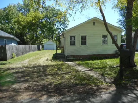 121 Lakewood Ave, Crystal Lake, IL 60014