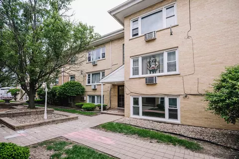 6634 W 95th St #1D, Oak Lawn, IL 60453