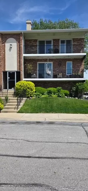 11319 Moraine Dr #F, Palos Hills, IL 60465