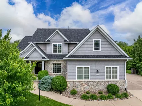 5701 Star View Dr, Bettendorf, IA 52722