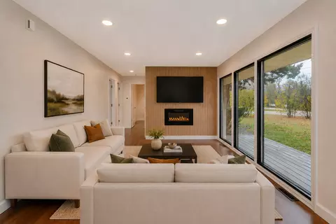 Living - 748 73rd Ct, Willowbrook, IL 60527 photo 2 of 4