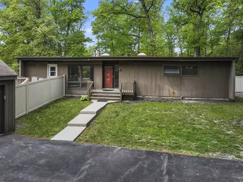431 S Saint Marys Rd, Libertyville, IL 60048