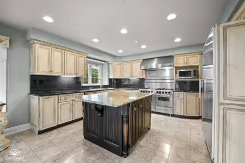 Kitchen - 17649 S Richmond Rd, Plainfield, IL 60586 photo 3 of 6