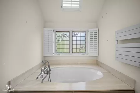 Bath - 17649 S Richmond Rd, Plainfield, IL 60586 photo 4 of 8