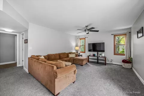Living - 658 Wainsford Dr, Hoffman Estates, IL 60169 photo 4 of 5