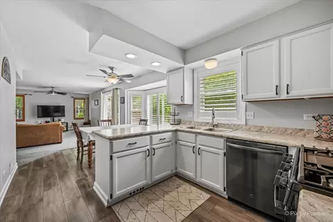 Kitchen - 658 Wainsford Dr, Hoffman Estates, IL 60169 photo 2 of 4
