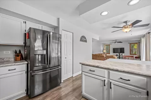 Kitchen - 658 Wainsford Dr, Hoffman Estates, IL 60169 photo 3 of 4