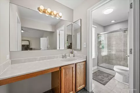 Bath - 658 Wainsford Dr, Hoffman Estates, IL 60169 photo 1 of 2