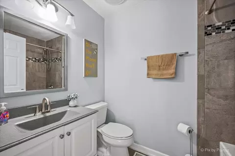 Bath - 658 Wainsford Dr, Hoffman Estates, IL 60169 photo 2 of 2