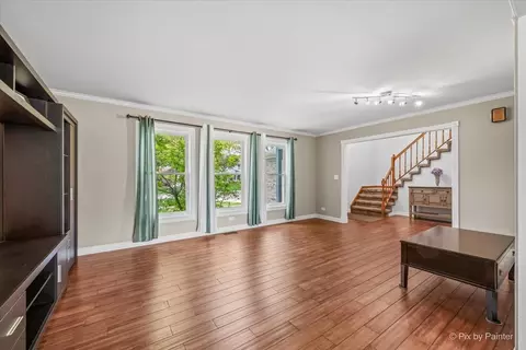 Living - 658 Wainsford Dr, Hoffman Estates, IL 60169 photo 2 of 5