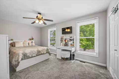 Bedroom - 658 Wainsford Dr, Hoffman Estates, IL 60169 photo 3 of 6