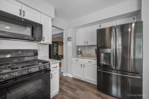 Kitchen - 658 Wainsford Dr, Hoffman Estates, IL 60169 photo 4 of 4