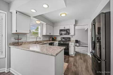 Kitchen - 658 Wainsford Dr, Hoffman Estates, IL 60169 photo 1 of 4