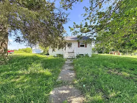 17368 214th St, Davenport, IA 52807
