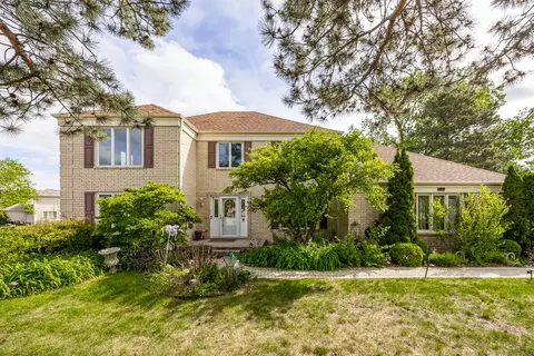 306 Woodview Ct, Oak Brook, IL 60523