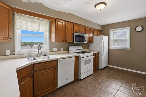 Kitchen - 1375 Inglesh Ave, Kankakee, IL 60901 photo 1 of 2