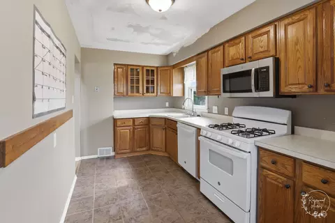 Kitchen - 1375 Inglesh Ave, Kankakee, IL 60901 photo 2 of 2
