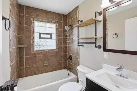 Bath - 1375 Inglesh Ave, Kankakee, IL 60901 photo 1 of 1