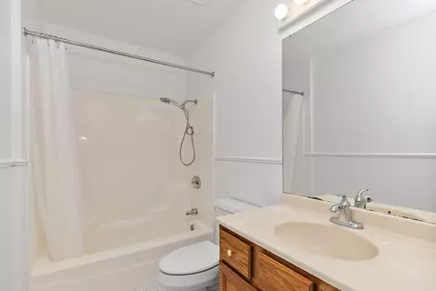 Bath - 4905 Prairie Ave, Mchenry, IL 60050 photo 1 of 1