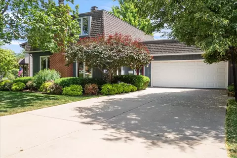 805 NW Holcomb Dr, Mundelein, IL 60060
