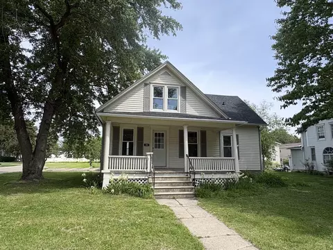 302 Oak St, Earlville, IL 60518