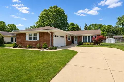1742 E Tano Ln, Mount Prospect, IL 60056