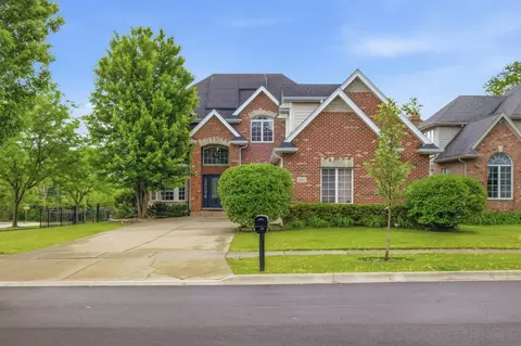 801 Shannon Lake Ct, Westmont, IL 60559