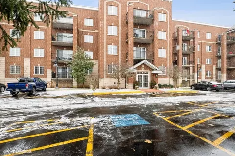 1479 N Milwaukee Ave #101, Libertyville, IL 60048