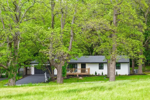 35 W302 Pinelands Rd, Saint Charles, IL 60174