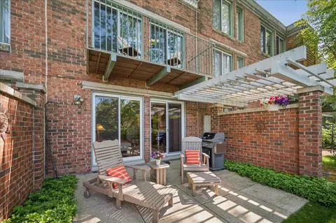 4020 Arbor Ln, Northfield, IL 60093
