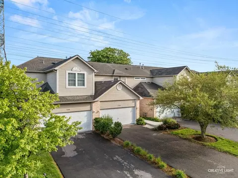 2158 W Adobe Dr, Addison, IL 60101