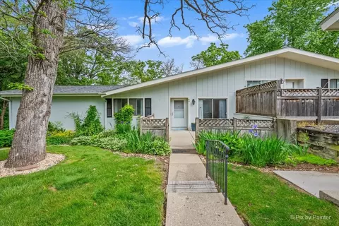 915 Royal Dr #A3, Mchenry, IL 60050