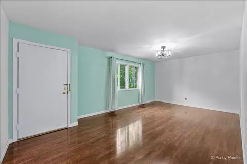 Living - 915 Royal Dr #A3, Mchenry, IL 60050 photo 2 of 5