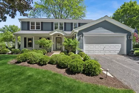 634 Hillcrest Dr, Libertyville, IL 60048
