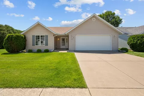 2012 Villa Pines Cir, Carbon Cliff, IL 61239