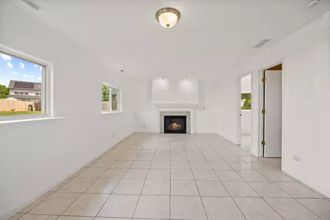 Living - 1730 Kenicott Ct, Plainfield, IL 60586 photo 3 of 4