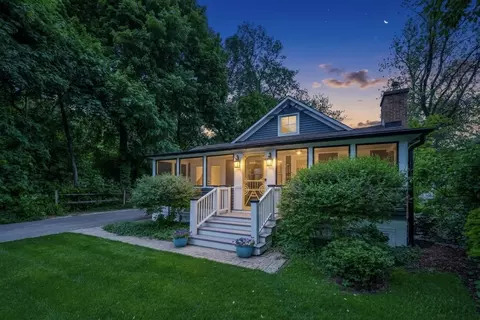 Exterior - 32 W235 Army Trail Rd, Wayne, IL 60184 photo 2 of 7