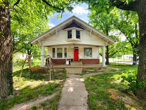 214 S Bush Ave, Hurst, IL 62949