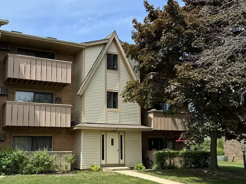 5 Cedar Ct #18, Vernon Hills, IL 60061