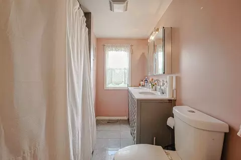 Bath - 4123 Prescott Ave, Lyons, IL 60534 photo 2 of 3