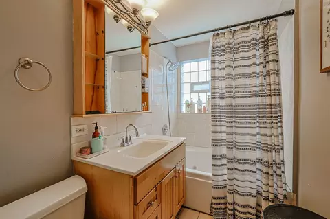 Bath - 4123 Prescott Ave, Lyons, IL 60534 photo 3 of 3