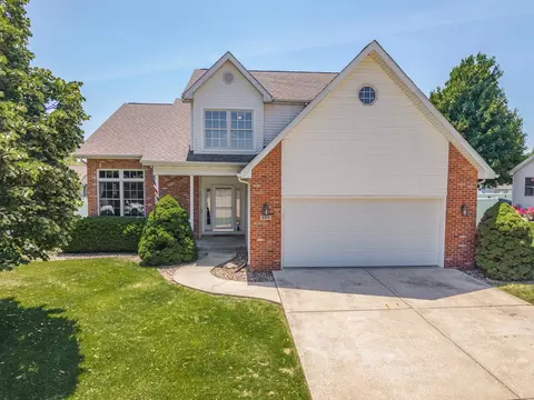 305 Prairieview Dr, Hudson, IL 61748