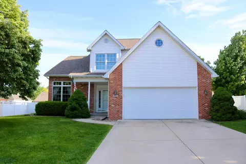 305 Prairieview Dr, Hudson, IL 61748
